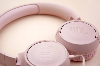 Kharkiv, Ukrayna, Temmuz 06, 2023: JBL T500 Pembe kulaklıklar kalın bas.