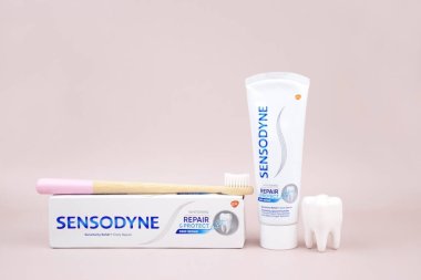 Kharkiv, Ukrayna, 19 Ağustos 2023: Açık arkaplanda bir kutu Sensodyne diş macunu. Sensodyne bir GlaxoSmithKline ürünüdür..