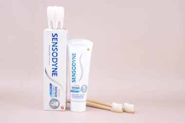 Kharkiv, Ukrayna, 19 Ağustos 2023: Açık arkaplanda bir kutu Sensodyne diş macunu. Sensodyne bir GlaxoSmithKline ürünüdür..