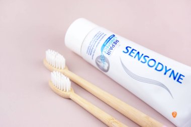 Kharkiv, Ukrayna, 19 Ağustos 2023: Açık arkaplanda bir kutu Sensodyne diş macunu. Sensodyne bir GlaxoSmithKline ürünüdür..