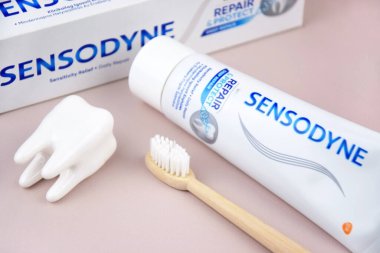 Kharkiv, Ukrayna, 19 Ağustos 2023: Açık arkaplanda bir kutu Sensodyne diş macunu. Sensodyne bir GlaxoSmithKline ürünüdür..