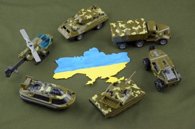 Amerikan dolarlarının arka planında Ukrayna bayrağı olan bir savaş tankı. Askeri yardım kavramı.