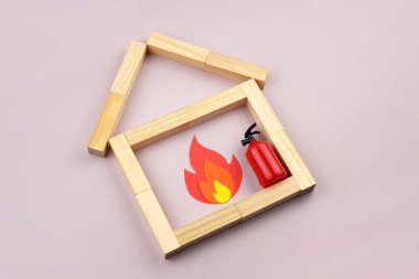 Oyuncak kırmızı yangın söndürücünün yanına bir kutu kibrit konmuş. Yangın güvenliği kavramı. Uluslararası İtfaiyeciler Günü.