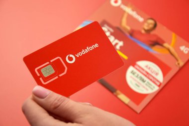 KHARKIV, UKRAINE - 11 Şubat 2023: Vodafone başlangıç paketi kırmızı arka planda.