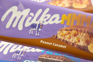 KHARKIV, UKRAINE - 12 Şubat 2023: Oreo aromalı çikolatalı Milka ve yumuşak pembe arkaplanda karamel.