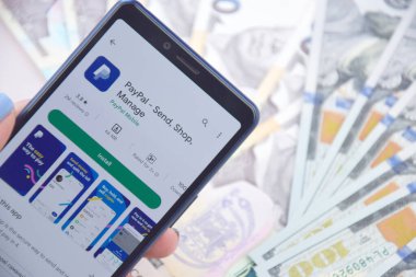 Kharkiv, Ukrayna - 13 Mart 2023: Ukrayna 'da mobil bankacılık uygulaması PayPal. Dolar ve Hryvnia para birimlerinin geçmişi.