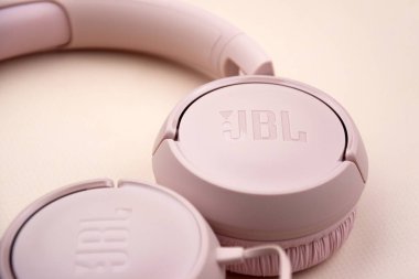 Kharkiv, Ukrayna, Temmuz 06, 2023: JBL T500 Pembe kulaklıklar kalın bas.