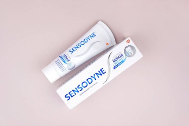 Kharkiv, Ukrayna, 19 Ağustos 2023: Açık arkaplanda bir kutu Sensodyne diş macunu. Sensodyne bir GlaxoSmithKline ürünüdür..