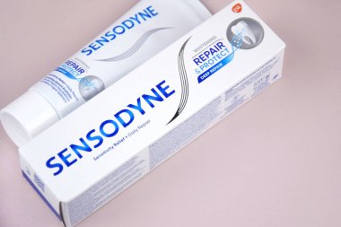 Kharkiv, Ukrayna, 19 Ağustos 2023: Açık arkaplanda bir kutu Sensodyne diş macunu. Sensodyne bir GlaxoSmithKline ürünüdür..