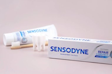 Kharkiv, Ukrayna, 19 Ağustos 2023: Açık arkaplanda bir kutu Sensodyne diş macunu. Sensodyne bir GlaxoSmithKline ürünüdür..