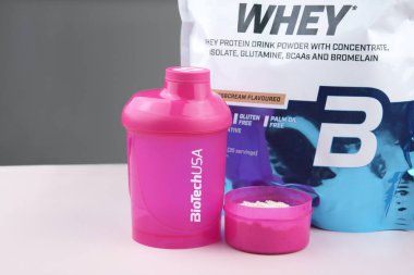 Kharkiv, Ukrayna, Eylül 2023: BioTech USA 'den Whey Protein Tozu% 100 Saf Whey. Spor beslenme konsepti. Spor, vücut geliştirme..