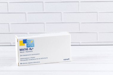 Kharkiv, Ukrayna, Kasım 02, 2023 cam ampullerde magnezyum B6 vitamin takviyeleri. Vücudun sinir sistemi için önemli bir madde ve hücrelerin normal işleyişi için gerekli. Mg B6.
