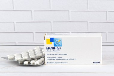 Kharkiv, Ukrayna, Kasım 02, 2023 cam ampullerde magnezyum B6 vitamin takviyeleri. Vücudun sinir sistemi için önemli bir madde ve hücrelerin normal işleyişi için gerekli. Mg B6.