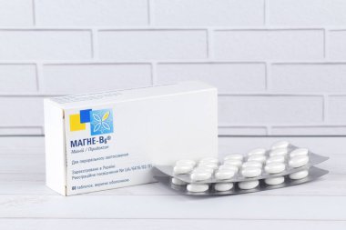 Kharkiv, Ukrayna, Kasım 02, 2023 cam ampullerde magnezyum B6 vitamin takviyeleri. Vücudun sinir sistemi için önemli bir madde ve hücrelerin normal işleyişi için gerekli. Mg B6.