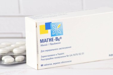 Kharkiv, Ukrayna, Kasım 02, 2023 cam ampullerde magnezyum B6 vitamin takviyeleri. Vücudun sinir sistemi için önemli bir madde ve hücrelerin normal işleyişi için gerekli. Mg B6.