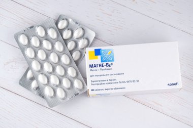 Kharkiv, Ukrayna, Kasım 02, 2023 cam ampullerde magnezyum B6 vitamin takviyeleri. Vücudun sinir sistemi için önemli bir madde ve hücrelerin normal işleyişi için gerekli. Mg B6.