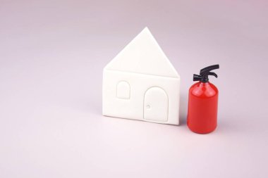 Oyuncak kırmızı yangın söndürücünün yanına bir kutu kibrit konmuş. Yangın güvenliği kavramı. Uluslararası İtfaiyeciler Günü.