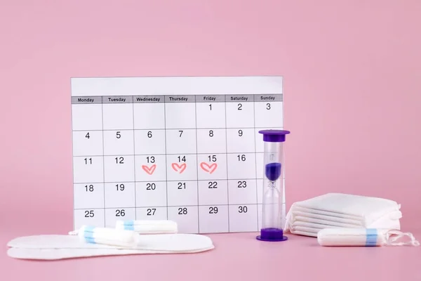 Menstruationspolster Für Frauen Tampons Menstruationskalender Für Frauen Und Wecker Auf Stockbild