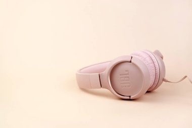 Kharkiv, Ukrayna, Temmuz 06, 2023: JBL T500 Pembe kulaklıklar kalın bas.
