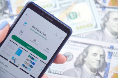 Kharkiv, Ukrayna - 13 Mart 2023: Barclays mobil bankacılık uygulaması akıllı telefon ekranında. Amerikan dolar banknotlarının arka planı.