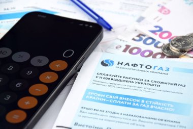 KHARKIV, UKRAINE - 2 Mart 2024: Ukrayna hryvnias para ile Naftogaz hizmet makbuzu.