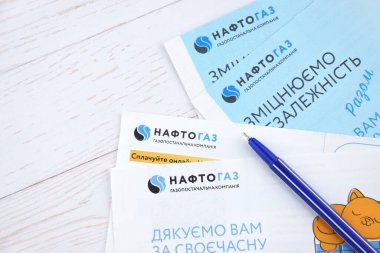 KHARKIV, UKRAINE - 2 Mart 2024: Ukrayna hryvnias para ile Naftogaz hizmet makbuzu.