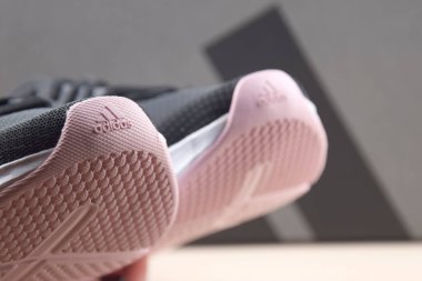 KHARKIV, UKRAINE, 19 Ağustos 2023: Koşu için Adidas siyah ve pembe kadın spor ayakkabıları.
