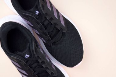 KHARKIV, UKRAINE, 19 Ağustos 2023: Koşu için Adidas siyah ve pembe kadın spor ayakkabıları.