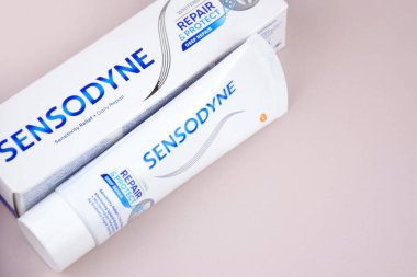 Kharkiv, Ukrayna, 19 Ağustos 2023: Açık arkaplanda bir kutu Sensodyne diş macunu. Sensodyne bir GlaxoSmithKline ürünüdür..