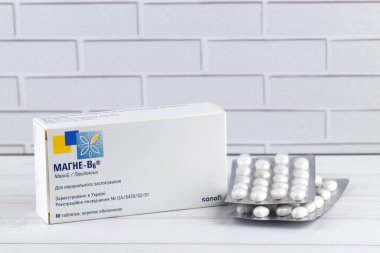 Kharkiv, Ukrayna, Kasım 02, 2023 cam ampullerde magnezyum B6 vitamin takviyeleri. Vücudun sinir sistemi için önemli bir madde ve hücrelerin normal işleyişi için gerekli. Mg B6.