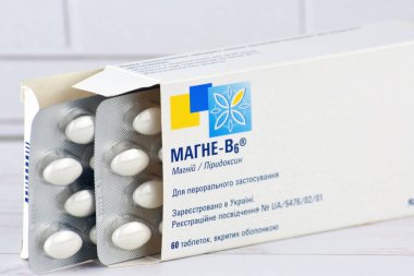 Kharkiv, Ukrayna, Kasım 02, 2023 cam ampullerde magnezyum B6 vitamin takviyeleri. Vücudun sinir sistemi için önemli bir madde ve hücrelerin normal işleyişi için gerekli. Mg B6.