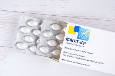 Kharkiv, Ukrayna, Kasım 02, 2023 cam ampullerde magnezyum B6 vitamin takviyeleri. Vücudun sinir sistemi için önemli bir madde ve hücrelerin normal işleyişi için gerekli. Mg B6.