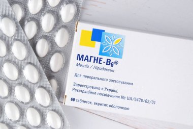 Kharkiv, Ukrayna, Kasım 02, 2023 cam ampullerde magnezyum B6 vitamin takviyeleri. Vücudun sinir sistemi için önemli bir madde ve hücrelerin normal işleyişi için gerekli. Mg B6.