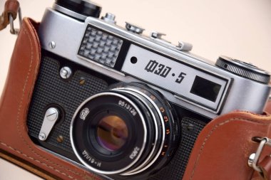 Kharkiv, Ukrayna, Kasım 02, 2023: 1970-1990 yılları arasında Ukrayna 'da üretilen Retro kamera FED-5-B. Eski model fotoğraf makinesi..