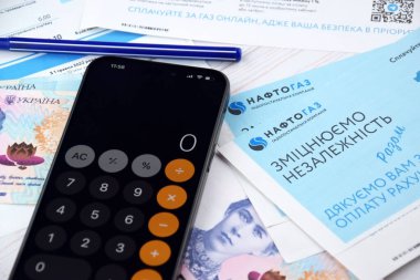 KHARKIV, UKRAINE - 2 Mart 2024: Ukrayna hryvnias para ile Naftogaz hizmet makbuzu.