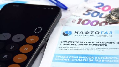 KHARKIV, UKRAINE - 2 Mart 2024: Ukrayna hryvnias para ile Naftogaz hizmet makbuzu.