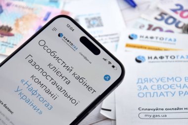 KHARKIV, UKRAINE - 2 Mart 2024: Ukrayna hryvnias para ile Naftogaz hizmet makbuzu.