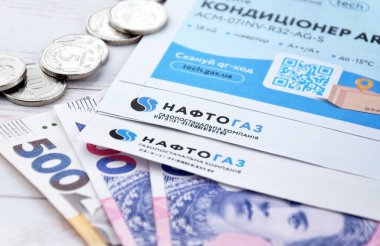 KHARKIV, UKRAINE - 2 Mart 2024: Ukrayna hryvnias para ile Naftogaz hizmet makbuzu.