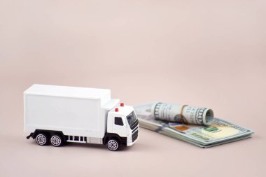 Kutuları hafif arka planda olan beyaz oyuncak kamyon, mesaj için yer var. Lojistik ve toptan ticaret kavramı.