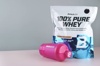 Kharkiv, Ukrayna, Eylül 2023: BioTech USA 'den Whey Protein Tozu% 100 Saf Whey. Spor beslenme konsepti. Spor, vücut geliştirme..