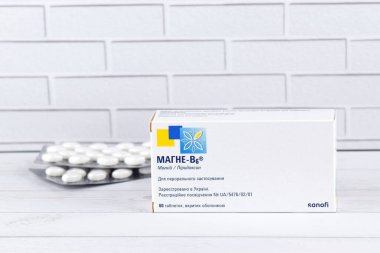 Kharkiv, Ukrayna, Kasım 02, 2023: Cam ampullerde magnezyum B6, vitamin takviyeleri. Vücudun sinir sistemi için önemli bir madde ve hücrelerin normal işleyişi için gerekli. Mg B6.