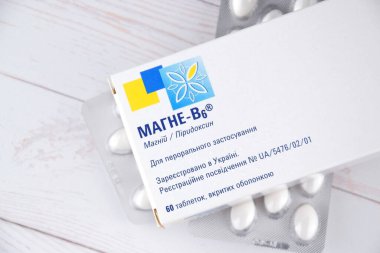 Kharkiv, Ukrayna, Kasım 02, 2023: Cam ampullerde magnezyum B6, vitamin takviyeleri. Vücudun sinir sistemi için önemli bir madde ve hücrelerin normal işleyişi için gerekli. Mg B6.