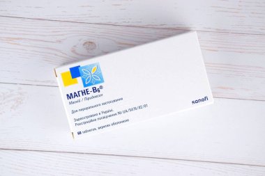 Kharkiv, Ukrayna, Kasım 02, 2023: Cam ampullerde magnezyum B6, vitamin takviyeleri. Vücudun sinir sistemi için önemli bir madde ve hücrelerin normal işleyişi için gerekli. Mg B6.