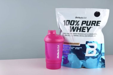 Kharkiv, Ukrayna, Eylül 2023: BioTech USA 'den Whey Protein Tozu% 100 Saf Whey. Spor beslenme konsepti. Spor, vücut geliştirme..