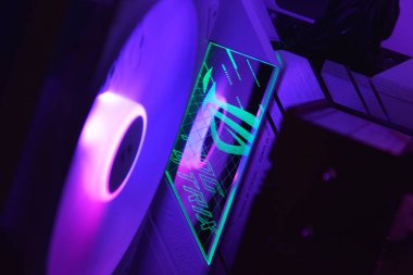 UKRAINE, KHARKIV, 29 Aralık 2022: ASUS ROG Strix X670E Oyun Wi-Fi ana kartı için parlak panel