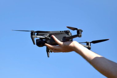 Kharkiv, Ukrayna - 9 Temmuz 2022: Mavi gökyüzü arka planında yeni bir DJI Mavic 3 uçağı.