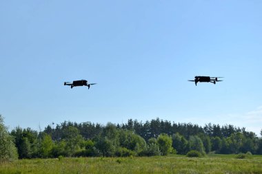 Kharkiv, Ukrayna - 9 Temmuz 2022: Mavi gökyüzü arka planında yeni bir DJI Mavic 3 uçağı.