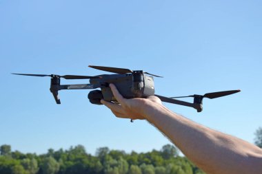 Kharkiv, Ukrayna - 9 Temmuz 2022: Mavi gökyüzü arka planında yeni bir DJI Mavic 3 uçağı.