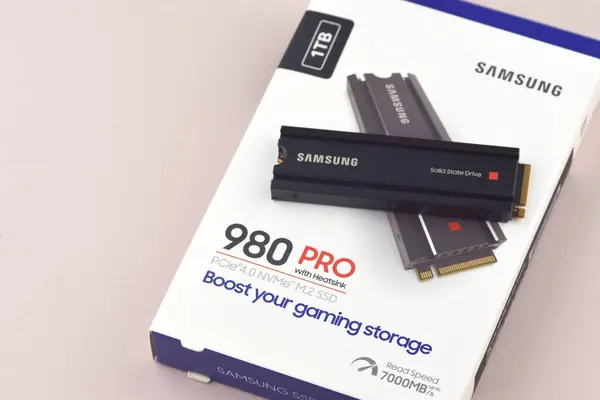 stock image Kharkiv, Ukraine - February 13, 2024: M.2 1TB Samsung 980 PRO Heatsink SSD on light background.