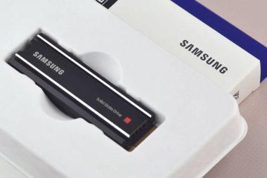 Kharkiv, Ukrayna - 13 Şubat 2024: M.2 1TB Samsung 980 PRO Heatsink SSD.